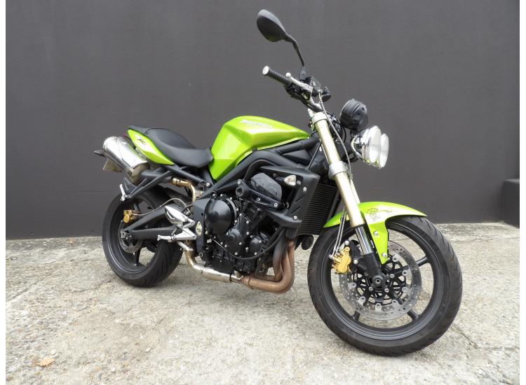 TRIUMPH STREET TRIPLE 675